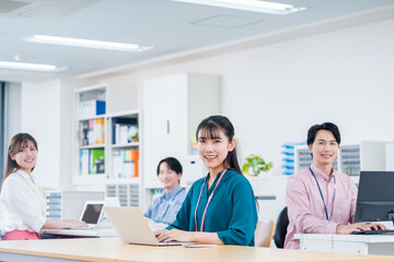 Obraz premium オフィスで仕事をする若いビジネスパーソン。