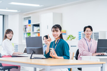 オフィスで仕事をする若いビジネスパーソン。