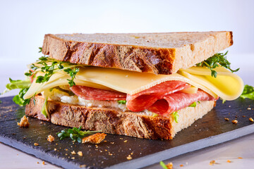 Brotzeitschnitte mit Kaese und Ei, Salami, Brotzeit, belegtes Brot, Käsescheiben, 