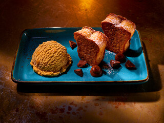  Eiskugel Karamell mit Schokoladenbrot und Schokotupfern, Eiscreme, Eiskugel, Kuchen, 