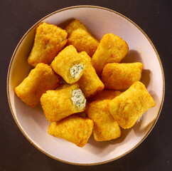 Kartoffeltaschen mit Frischkasesecreme Fuellung und Kräutern, kartoffeln, gefüllt, frittiert, 