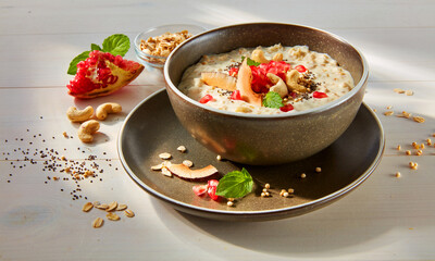 Porridge mit Nuessen, Müsli, Nüsse, Granatäpfelkerne, gesund, 