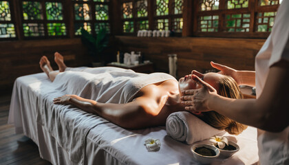 Kobieta w salonie spa podczas masażu twarzy