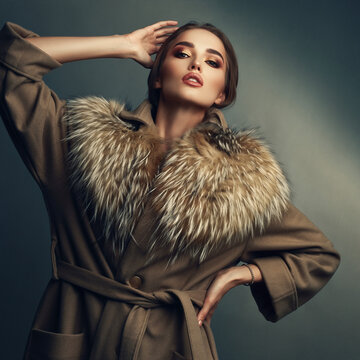 Modelka pozująca w brązowym płaszczu z futrzanym kołnierzem