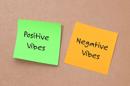 Positive vs. Negative Vibes: Green and orange sticky notes illustrating the choice between optimism and pessimism.
