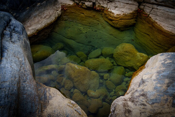 Fototapeta premium Emerald rock pool in sculpted limestone