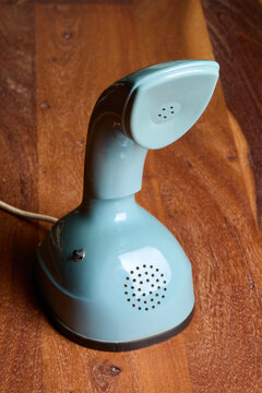 t&eacute;l&eacute;phone ancien style ann&eacute;es 1950 bleu sur une table en bois 