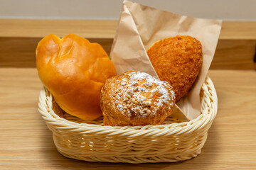 バスケットに盛られた3種類のパンのセット
