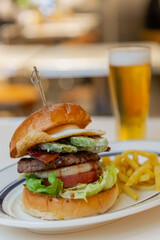 ボリューム満点のアボカドバーガーとビールのセット