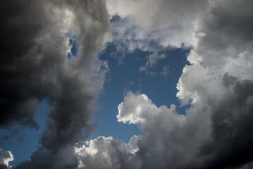 Nuages et ciel bleu en plein cadre, matière et texture