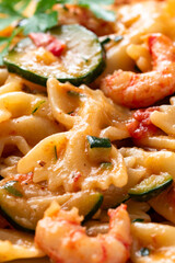 Farfalle con gamberetti e zucchine, pasta italiana 