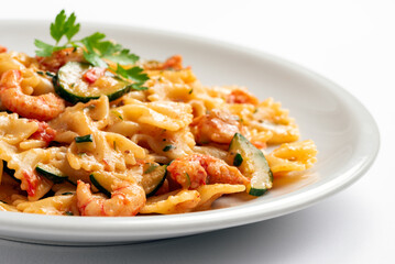 Farfalle con gamberetti e zucchine, pasta italiana 