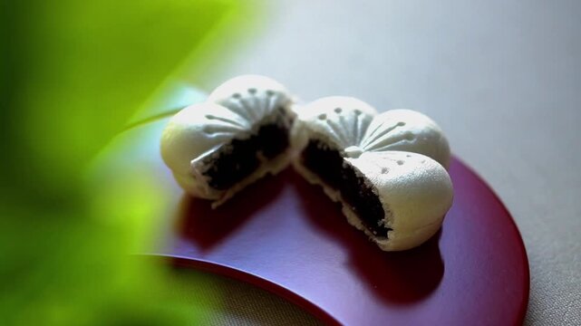 日本の伝統和菓子　こし餡入りの白い最中