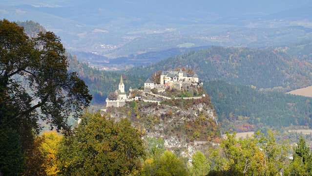 Burg Hostosterwitz im Herbst von S&uuml;den, K&auml;rnten - Carinthia, Austria, Hochosterwitz Castle in autumn from the South