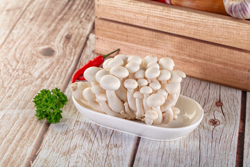 Raw asian mushrooms buna shimeji