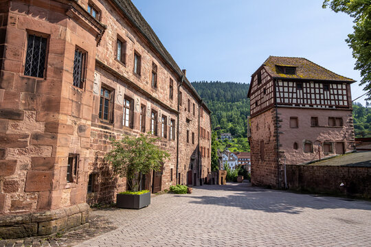 Der Klosterplatz in Alpirsbach vor dem Kloster