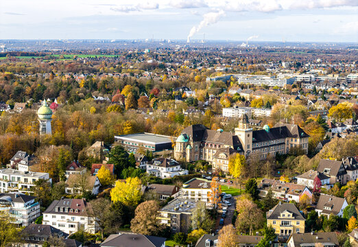 Blick &uuml;ber die Goetheschule in Essen Bredeney ins Ruhrgebiet - 2024