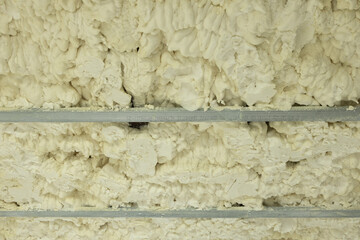 Isolation de combles avec de la mousse polyur&eacute;thane projet&eacute;e