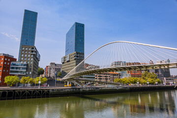 Naklejka premium Les immeubles modernes de Bilbao et le Pont Zubizuri en Espagne