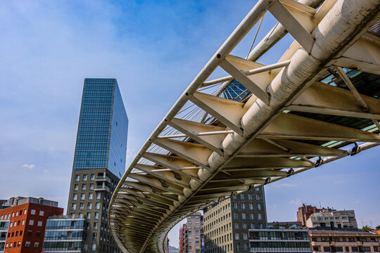 Les immeubles modernes de Bilbao et le Pont Zubizuri le 11 ao&ucirc;t 2025, Bilbao, Espagne