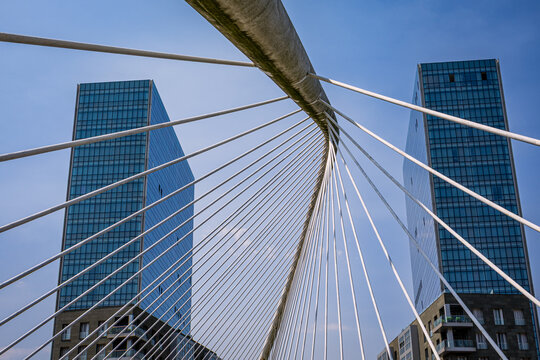 Les immeubles modernes de Bilbao et le Pont Zubizuri le 11 ao&ucirc;t 2025, Bilbao, Espagne