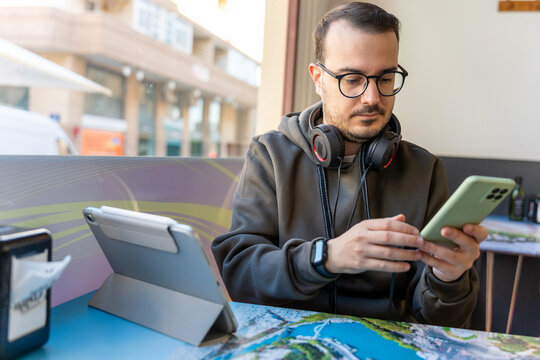 Freelance programmer working remote in a cafe