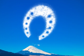 年賀状素材　馬の蹄の形をした雲
