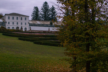 Obraz premium Moody sky over a large conservatory and manicured lawns