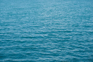 Obraz premium Peaceful ocean waves with sunlit ripples creating a calming seascape