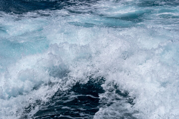Fototapeta premium Dynamic ocean waves crashing with foamy water and deep blue sea