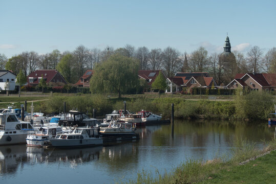 Yachthafen in Haren im Emsland mit Booten und Yachten