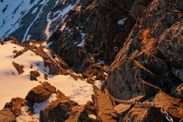 初冬の槍ヶ岳の山頂から下りる雪のついた道