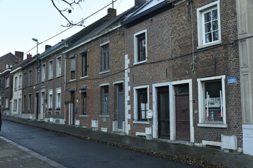 Façades de vieilles maisons ouvrières traditionnelles à Marche-Lez-Écaussinnes (Soignies)