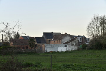 Fototapeta premium Vieilles fermes et maisons sous la lumière du crépuscule à Marche-Lez-Écaussinnes (Soignies)