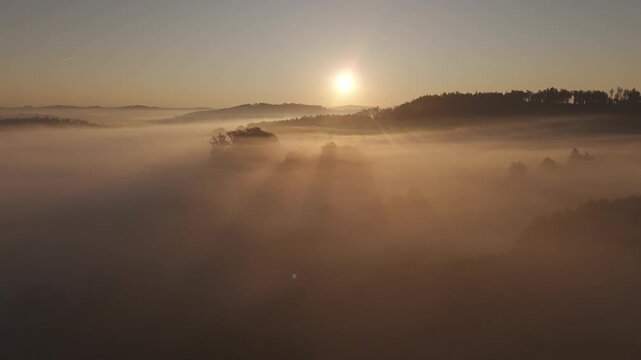Sonnenaufgang &uuml;ber nebliger Landschaft - Drohnenaufnahme in D-Log