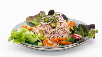 Wurstsalat auf Teller angerichtet