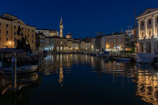 Blick &uuml;ber den Hafen auf die Altstadt mit der Kathedrale St. Georg (Sv. Jurij) , Piran, Slowenien, 27.10.2025 