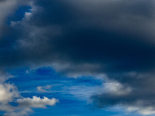 Obraz premium Bizarre Wolkengebilde im Spätherbst