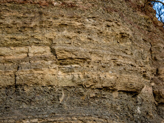 Erosion an einer felsigen Böschung im Spätherbst
