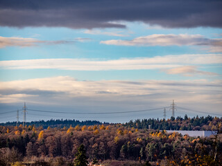 Fototapeta premium Hochspannungsmasten in herbstlicher Landschaft
