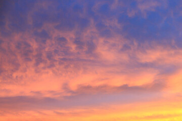 Obraz premium Dramatic colorful sunset sky with vibrant clouds