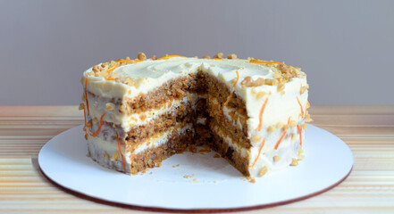 Torta de zanahoria, vista del relleno con tres capas de bizcocho húmero, frosting de queso crema y nueces.