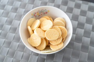 ボウルに盛られたたくさんの美味しそうなクッキー