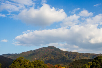 秋の京都の比叡山と夕刻の青空・日本