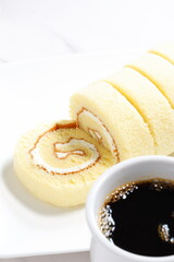 ロールケーキとコーヒー - ふんわりとしたロールケーキ（バニラ）と淹れたてのコーヒーでコーヒータイム
