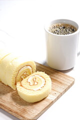 ロールケーキとコーヒー - ふんわりとしたロールケーキ（バニラ）と淹れたてのコーヒーでコーヒータイム
