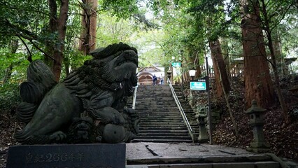 高千穂神社、参道の狛犬（左）