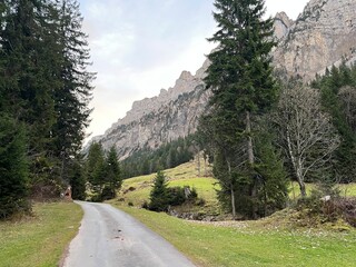 Fototapeta premium Hiking trails or mountaineering routes in the autumn Swiss Alpine environment and in the Bernese Oberland region, Switzerland - Wanderwege oder Bergrouten in der Schweizer Alpenlandschaft