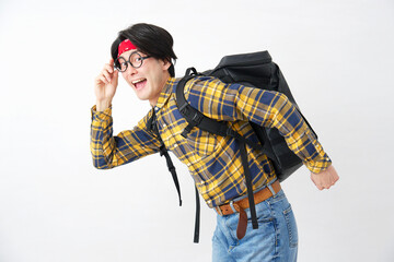 アキバ系の男性　走る　白背景