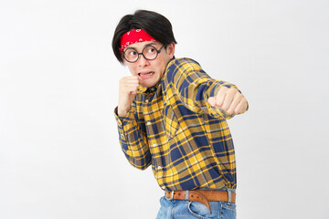 パンチするアキバ系の男性　白背景　カメラ目線